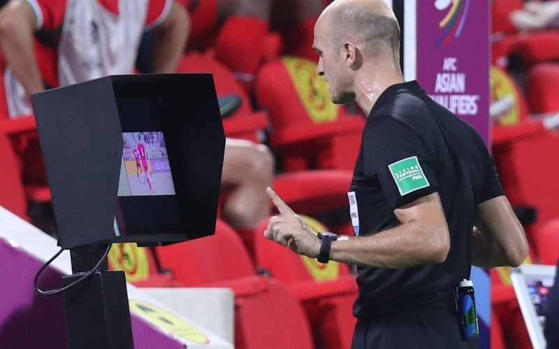 Sự phát triển mạnh mẽ của công nghệ VAR trong bóng đá