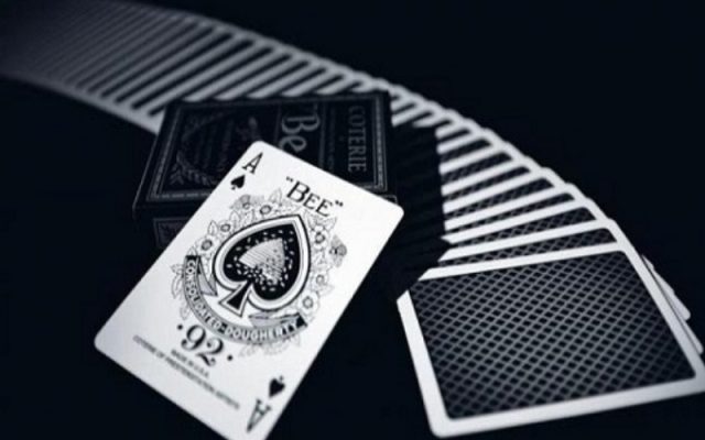 Tại sao quân bài Spade (Bích) lại có hình dáng như mũi giáo?