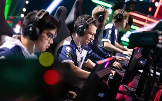 Tầm quan trọng của kỹ năng làm việc nhóm trong thể thao điện tử