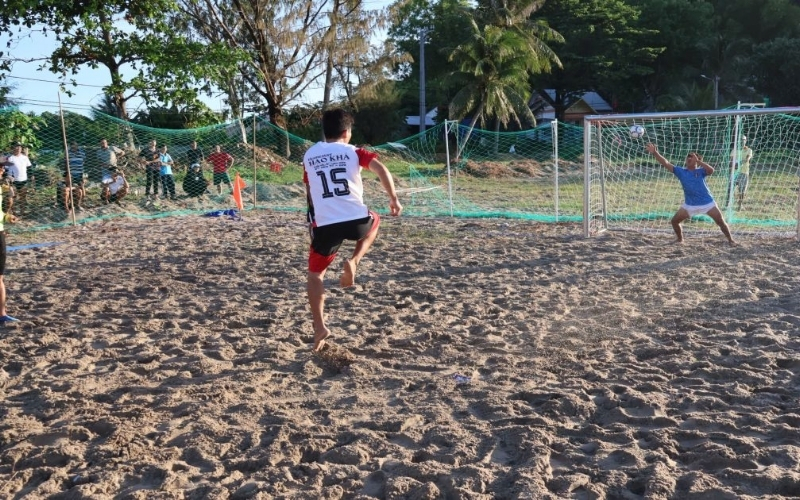 Kịch tính trận chung kết bóng đá hội làng giữa hai thôn tranh tài kịch liệt