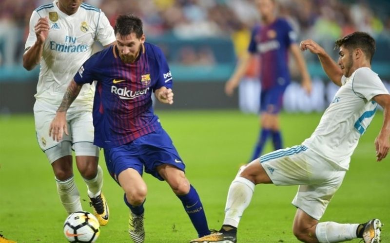 Kỹ thuật rê bóng dính chân Dribbling qua người trong không gian hẹp